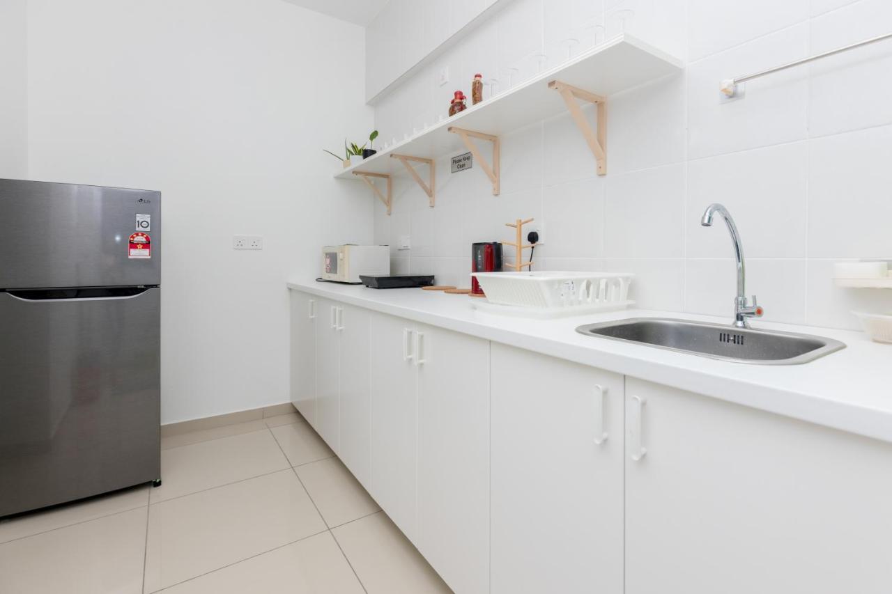 شقة Tanjung Tokong  في White Lagom Scandinavian House, By Sanguine المظهر الخارجي الصورة