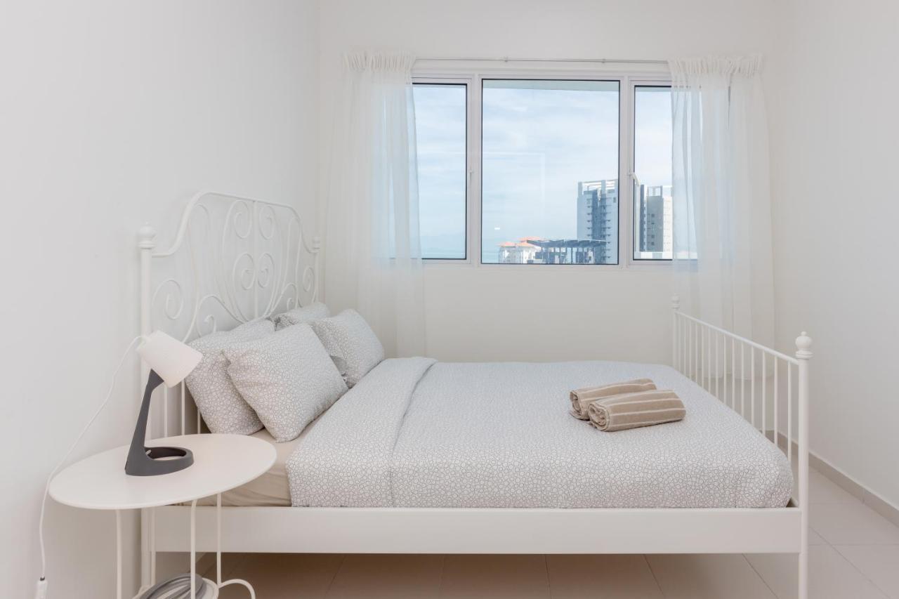 شقة Tanjung Tokong  في White Lagom Scandinavian House, By Sanguine المظهر الخارجي الصورة